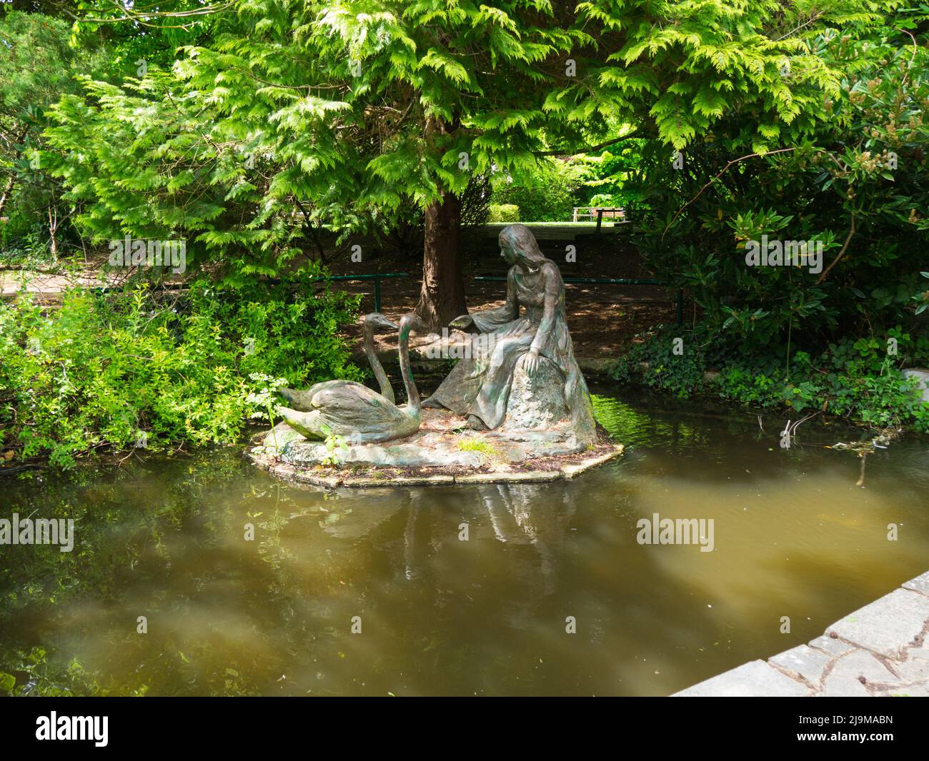 Statue von lMiaden und Schwanen von Eunice Goodman im Pool auf Ray Mill Island in der Themse Maidenhead Bekshire England Stockfoto