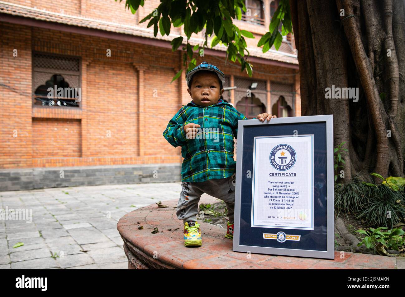 Kathmandu, Nepal. 24.. Mai 2022. Dor Bahadur Khapangi (18 Jahre) erhielt ein offizielles Guinness-Weltrekorde-Zertifikat, weil er der kürzeste Teenager war, der in Kathmandu lebt. Er wurde am 14.. November 2004 geboren, Khapangi misst durchschnittlich 73,43 cm (2 ft 4,9 inches). (Foto: Prabin Ranabhat/SOPA Images/Sipa USA) Quelle: SIPA USA/Alamy Live News Stockfoto