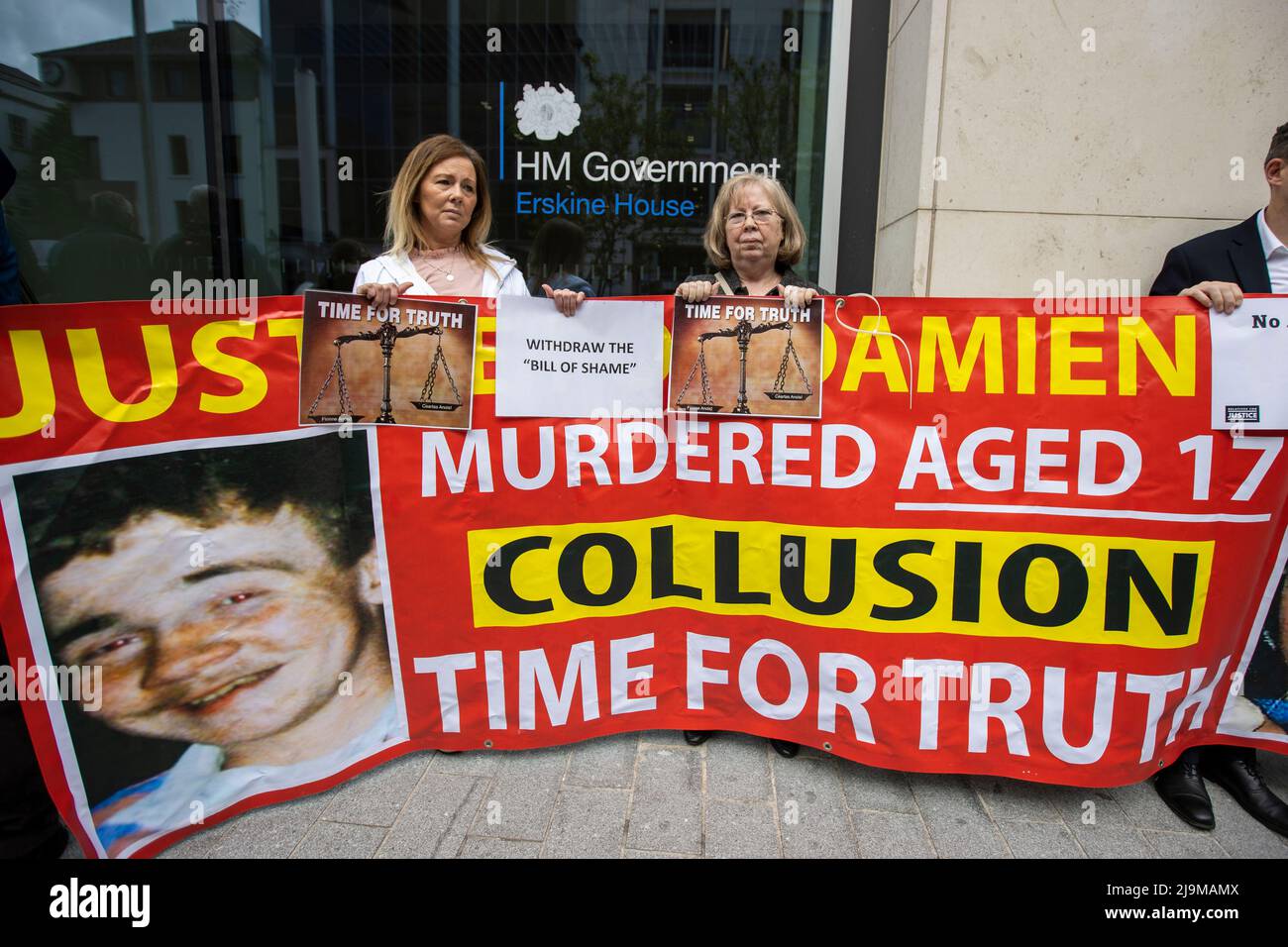 Damien Walshs Schwester Karen Walsh (links) und Mutter Marian Walsh (links), die von Damien getötet wurde, wurden 1993 von der UFF vor dem britischen Regierungszentrum des nordirischen Büros im Erskine House in Belfast getötet, aus Protest gegen die Probleme der britischen Regierung mit dem Altgesetz. Bilddatum: Dienstag, 24. Mai 2022. Stockfoto