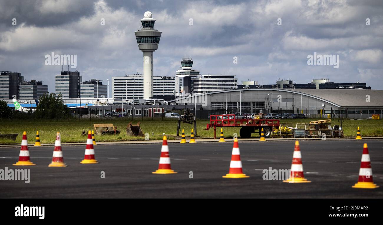 2022-05-24 13:05:45 SCHIPHOL - große Wartung auf der Aalsmeerbaan in Schiphol. Während der Wartungsarbeiten wird der größte Teil der Strecke, eine Fläche von fünfzig Fußballfeldern, mit neuem Asphalt befahren. Außerdem werden 1650 neue LED-Lampen im Asphalt installiert, 50 Kilometer Kabel verlegt und 17 Kilometer Markierungen angebracht. ANP RAMON VAN FLYMEN niederlande Out - belgien Out Stockfoto 2022-05-24 13:05:45 SCHIPHOL - große Wartung auf der Aalsmeerbaan in Schiphol. Während der Wartungsarbeiten wird der größte Teil der Strecke, eine Fläche von fünfzig Fußballfeldern, mit neuem Asphalt befahren. Außerdem werden 1650 neue LED-Lampen im Asphalt installiert, 50 Kilometer Kabel verlegt und 17 Kilometer Markierungen angebracht. ANP RAMON VAN FLYMEN niederlande Out - belgien Out Stockfoto