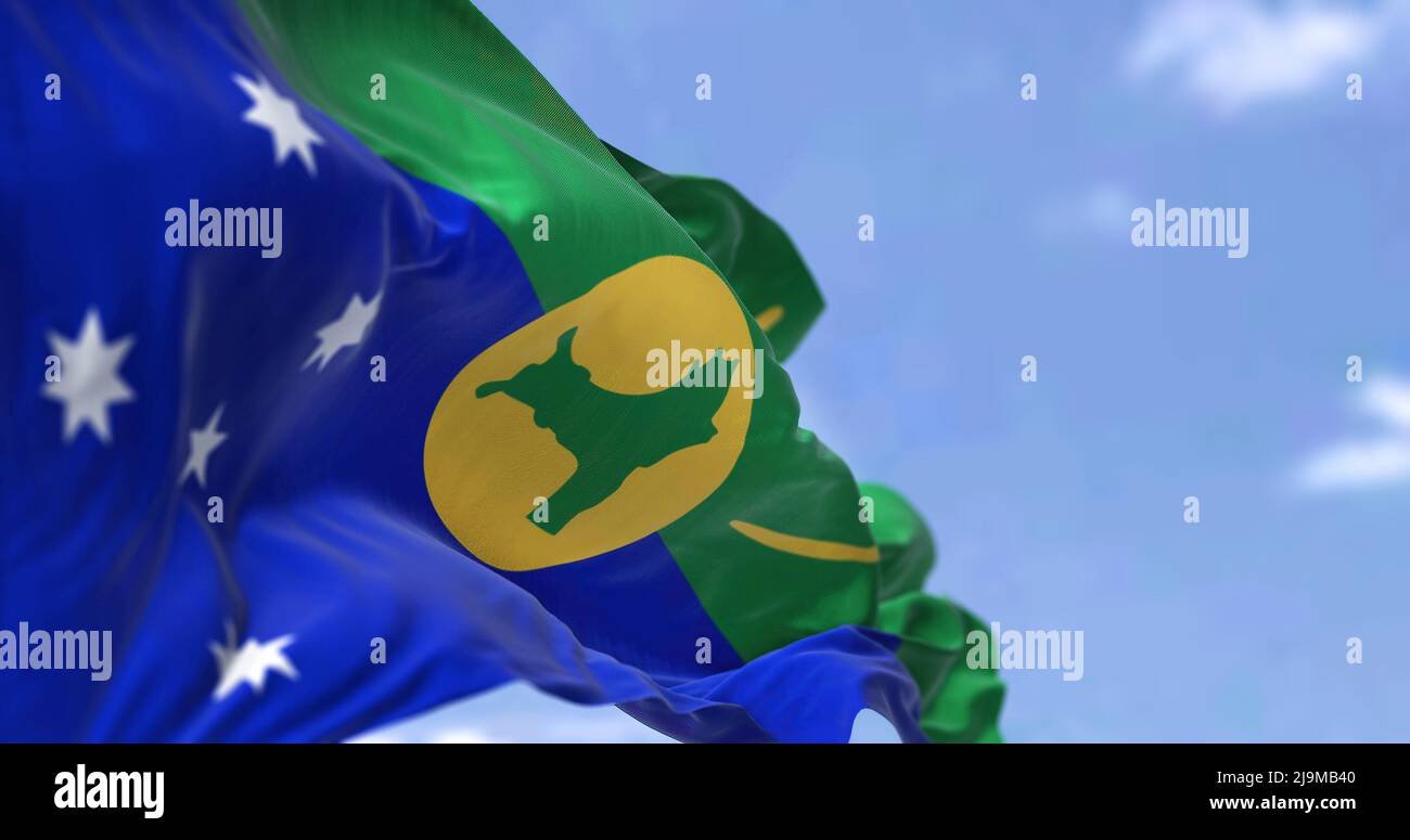 Die Flagge der Weihnachtsinsel winkt an einem klaren Tag im Wind. Die Weihnachtsinsel ist ein australisches Außengebiet, das die Insel desselben nam umfasst Stockfoto