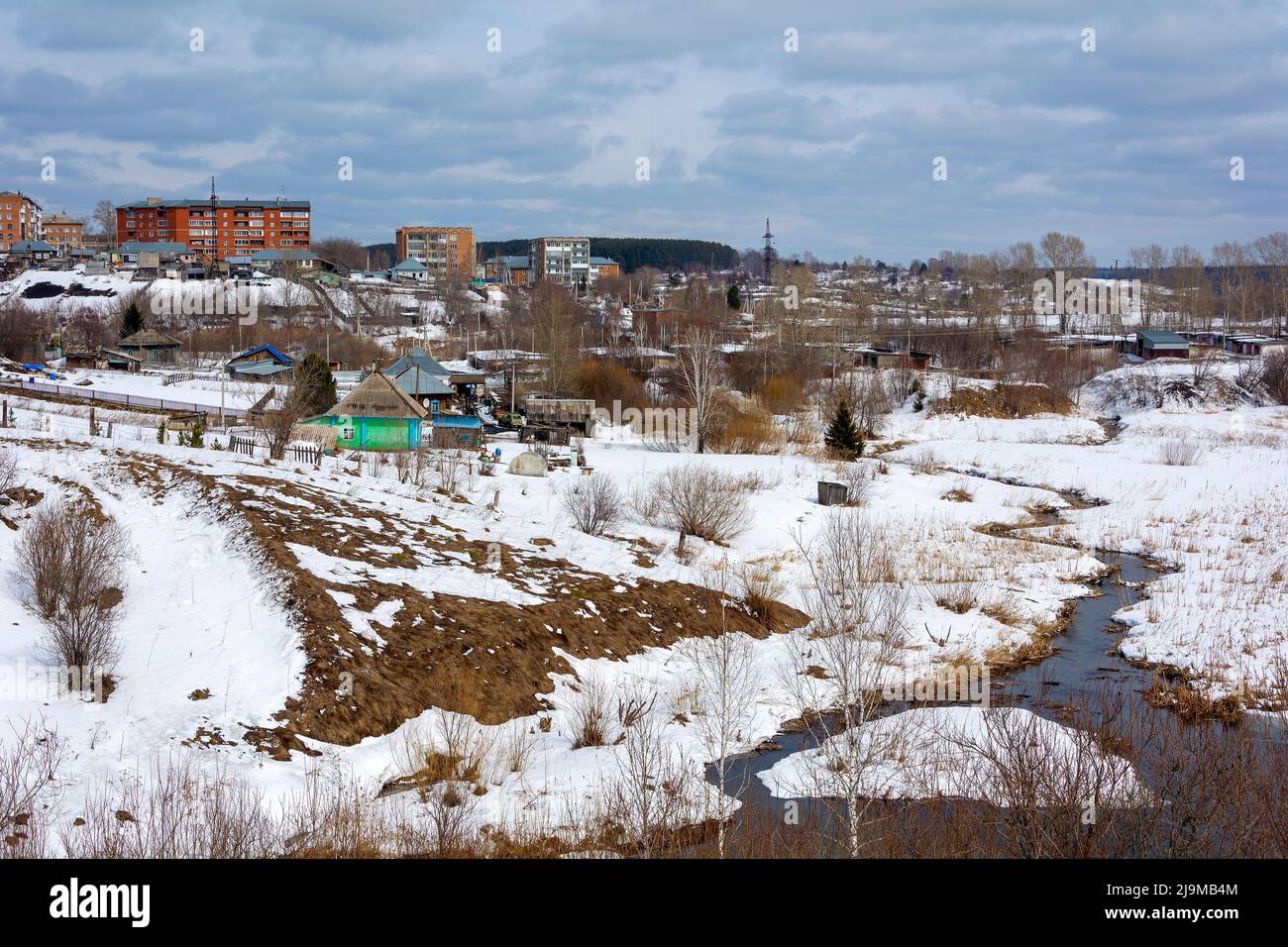 Blick auf den Fluss Pocha am Rande der städtischen Siedlung Yashkino, Kemerowo Region-Kuzbass Stockfoto