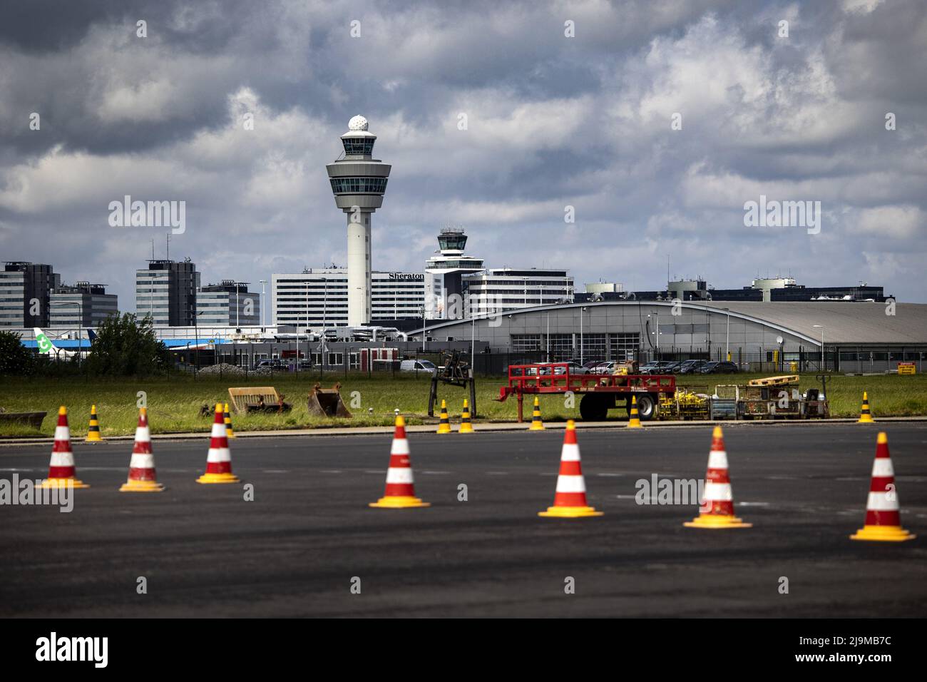 2022-05-24 13:05:45 SCHIPHOL - große Wartung auf der Aalsmeerbaan in Schiphol. Während der Wartungsarbeiten wird der größte Teil der Strecke, eine Fläche von fünfzig Fußballfeldern, mit neuem Asphalt befahren. Außerdem werden 1650 neue LED-Lampen im Asphalt installiert, 50 Kilometer Kabel verlegt und 17 Kilometer Markierungen angebracht. ANP RAMON VAN FLYMEN niederlande Out - belgien Out Stockfoto 2022-05-24 13:05:45 SCHIPHOL - große Wartung auf der Aalsmeerbaan in Schiphol. Während der Wartungsarbeiten wird der größte Teil der Strecke, eine Fläche von fünfzig Fußballfeldern, mit neuem Asphalt befahren. Außerdem werden 1650 neue LED-Lampen im Asphalt installiert, 50 Kilometer Kabel verlegt und 17 Kilometer Markierungen angebracht. ANP RAMON VAN FLYMEN niederlande Out - belgien Out Stockfoto