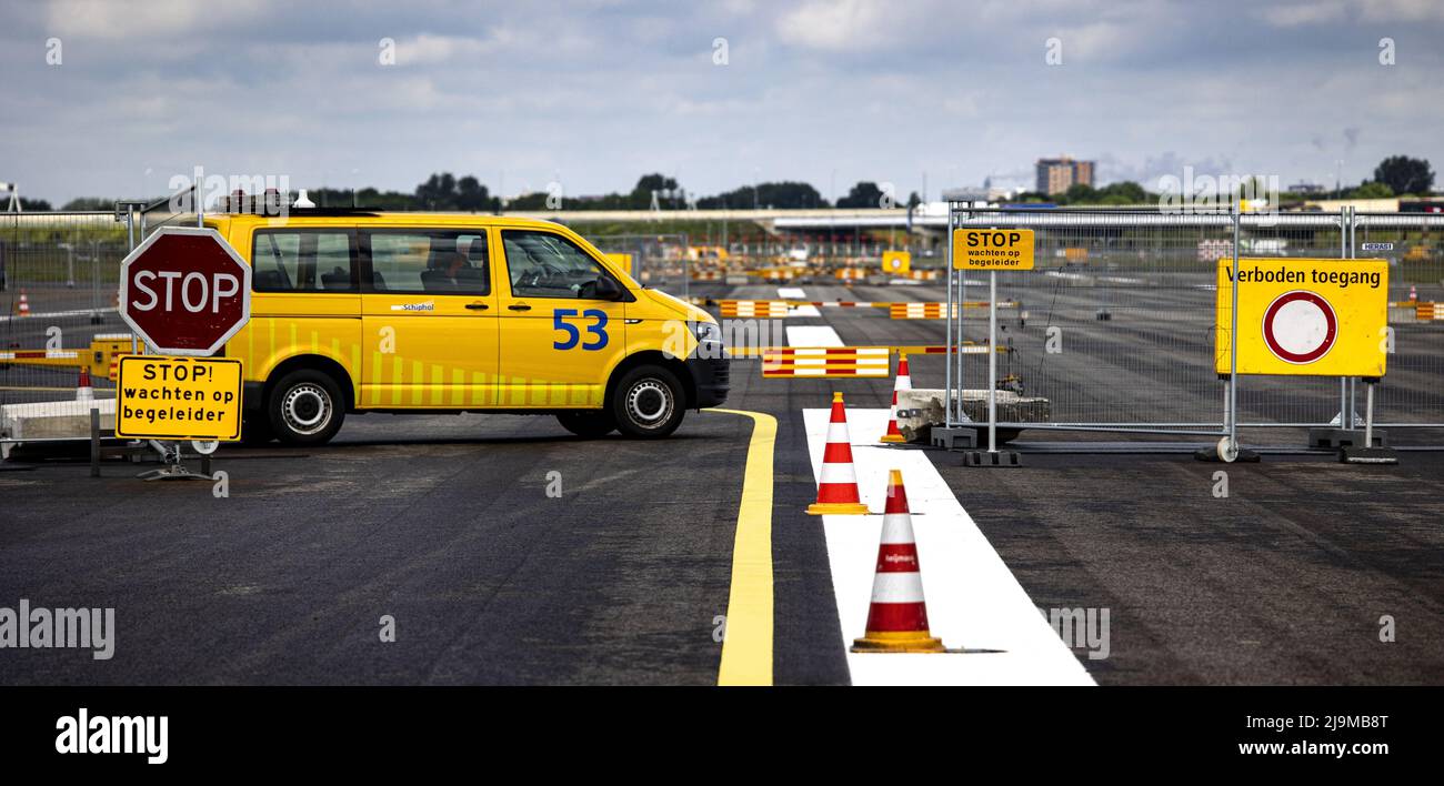 2022-05-24 13:24:47 SCHIPHOL - große Wartung auf der Aalsmeerbaan in Schiphol. Während der Wartungsarbeiten wird der größte Teil der Strecke, eine Fläche von fünfzig Fußballfeldern, mit neuem Asphalt befahren. Außerdem werden 1650 neue LED-Lampen im Asphalt installiert, 50 Kilometer Kabel verlegt und 17 Kilometer Markierungen angebracht. ANP RAMON VAN FLYMEN niederlande Out - belgien Out Stockfoto 2022-05-24 13:24:47 SCHIPHOL - große Wartung auf der Aalsmeerbaan in Schiphol. Während der Wartungsarbeiten wird der größte Teil der Strecke, eine Fläche von fünfzig Fußballfeldern, mit neuem Asphalt befahren. Außerdem werden 1650 neue LED-Lampen im Asphalt installiert, 50 Kilometer Kabel verlegt und 17 Kilometer Markierungen angebracht. ANP RAMON VAN FLYMEN niederlande Out - belgien Out Stockfoto