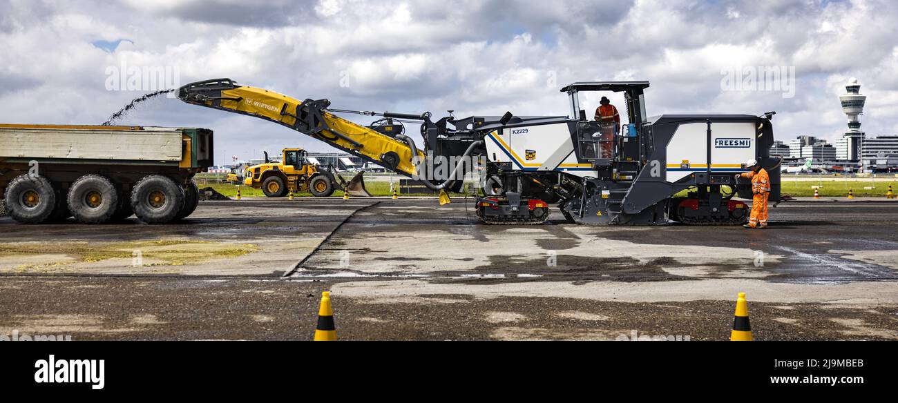 2022-05-24 13:13:30 SCHIPHOL - Angestellte führen große Wartung auf dem Aalsmeerbaan durch. Während der Wartungsarbeiten wird der größte Teil der Strecke, eine Fläche von fünfzig Fußballfeldern, mit neuem Asphalt befahren. Außerdem werden 1650 neue LED-Lampen im Asphalt installiert, 50 Kilometer Kabel verlegt und 17 Kilometer Markierungen angebracht. ANP RAMON VAN FLYMEN niederlande Out - belgien Out Stockfoto 2022-05-24 13:13:30 SCHIPHOL - Angestellte führen große Wartung auf dem Aalsmeerbaan durch. Während der Wartungsarbeiten wird der größte Teil der Strecke, eine Fläche von fünfzig Fußballfeldern, mit neuem Asphalt befahren. Außerdem werden 1650 neue LED-Lampen im Asphalt installiert, 50 Kilometer Kabel verlegt und 17 Kilometer Markierungen angebracht. ANP RAMON VAN FLYMEN niederlande Out - belgien Out Stockfoto