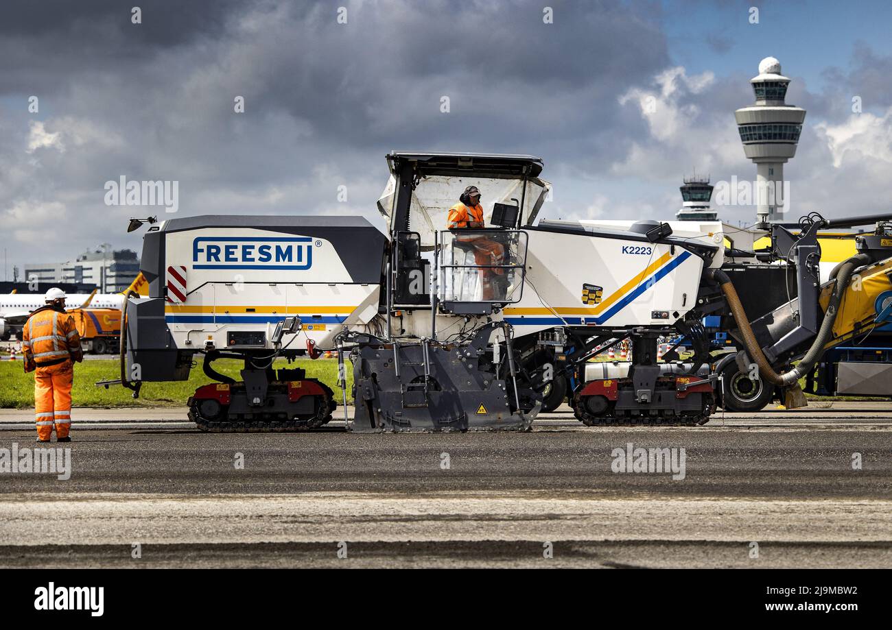 2022-05-24 13:21:22 SCHIPHOL - Angestellte führen große Wartung auf dem Aalsmeerbaan durch. Während der Wartungsarbeiten wird der größte Teil der Strecke, eine Fläche von fünfzig Fußballfeldern, mit neuem Asphalt befahren. Außerdem werden 1650 neue LED-Lampen im Asphalt installiert, 50 Kilometer Kabel verlegt und 17 Kilometer Markierungen angebracht. ANP RAMON VAN FLYMEN niederlande Out - belgien Out Stockfoto 2022-05-24 13:21:22 SCHIPHOL - Angestellte führen große Wartung auf dem Aalsmeerbaan durch. Während der Wartungsarbeiten wird der größte Teil der Strecke, eine Fläche von fünfzig Fußballfeldern, mit neuem Asphalt befahren. Außerdem werden 1650 neue LED-Lampen im Asphalt installiert, 50 Kilometer Kabel verlegt und 17 Kilometer Markierungen angebracht. ANP RAMON VAN FLYMEN niederlande Out - belgien Out Stockfoto