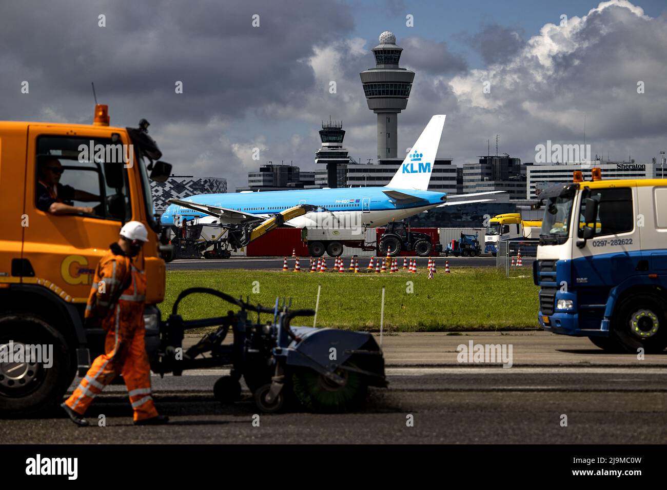 2022-05-24 13:21:51 SCHIPHOL - Angestellte führen große Wartung auf dem Aalsmeerbaan durch. Während der Wartungsarbeiten wird der größte Teil der Strecke, eine Fläche von fünfzig Fußballfeldern, mit neuem Asphalt befahren. Außerdem werden 1650 neue LED-Lampen im Asphalt installiert, 50 Kilometer Kabel verlegt und 17 Kilometer Markierungen angebracht. ANP RAMON VAN FLYMEN niederlande Out - belgien Out Stockfoto 2022-05-24 13:21:51 SCHIPHOL - Angestellte führen große Wartung auf dem Aalsmeerbaan durch. Während der Wartungsarbeiten wird der größte Teil der Strecke, eine Fläche von fünfzig Fußballfeldern, mit neuem Asphalt befahren. Außerdem werden 1650 neue LED-Lampen im Asphalt installiert, 50 Kilometer Kabel verlegt und 17 Kilometer Markierungen angebracht. ANP RAMON VAN FLYMEN niederlande Out - belgien Out Stockfoto
