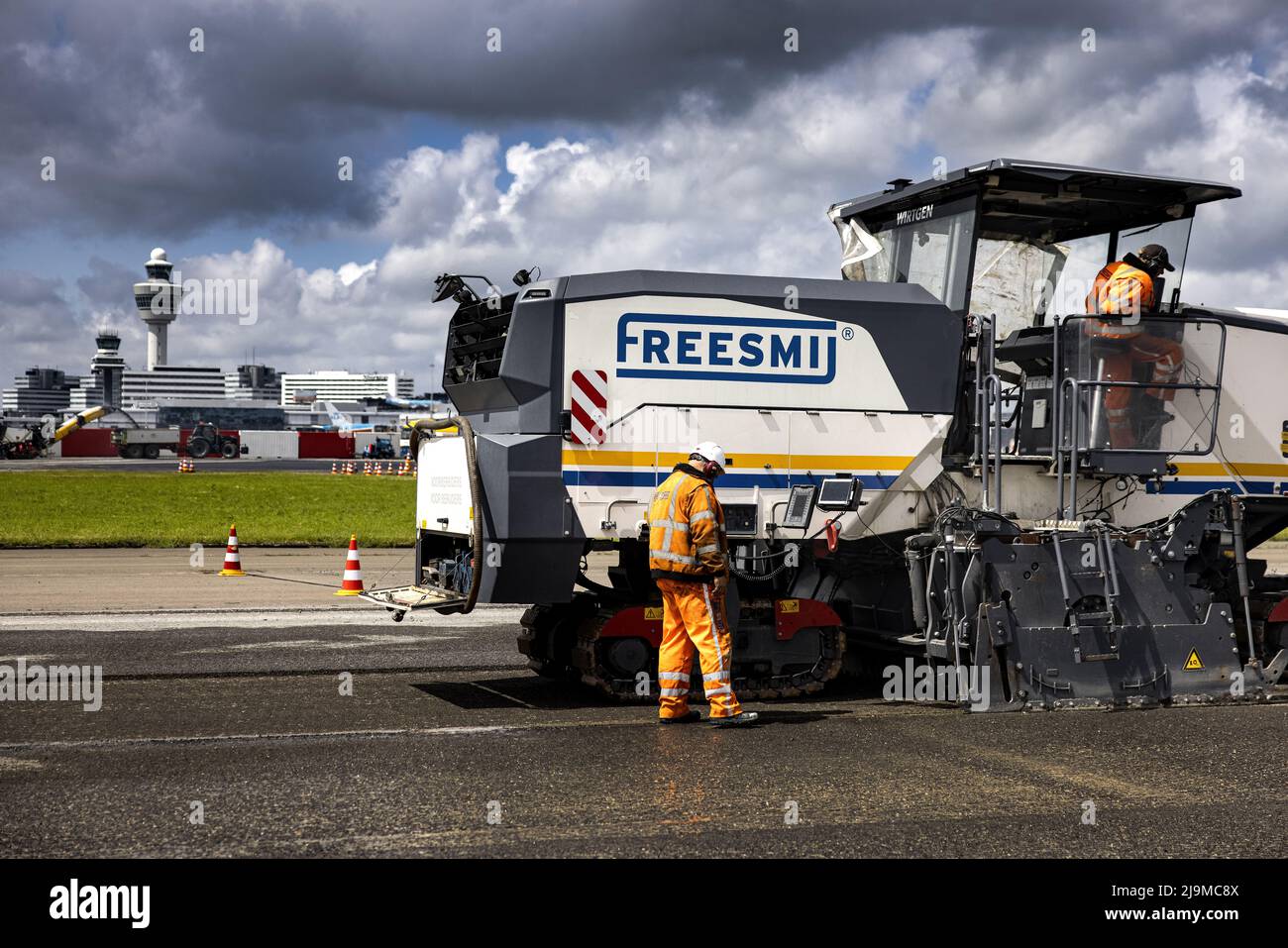2022-05-24 13:21:17 SCHIPHOL - Angestellte führen große Wartung auf dem Aalsmeerbaan durch. Während der Wartungsarbeiten wird der größte Teil der Strecke, eine Fläche von fünfzig Fußballfeldern, mit neuem Asphalt befahren. Außerdem werden 1650 neue LED-Lampen im Asphalt installiert, 50 Kilometer Kabel verlegt und 17 Kilometer Markierungen angebracht. ANP RAMON VAN FLYMEN niederlande Out - belgien Out Stockfoto 2022-05-24 13:21:17 SCHIPHOL - Angestellte führen große Wartung auf dem Aalsmeerbaan durch. Während der Wartungsarbeiten wird der größte Teil der Strecke, eine Fläche von fünfzig Fußballfeldern, mit neuem Asphalt befahren. Außerdem werden 1650 neue LED-Lampen im Asphalt installiert, 50 Kilometer Kabel verlegt und 17 Kilometer Markierungen angebracht. ANP RAMON VAN FLYMEN niederlande Out - belgien Out Stockfoto