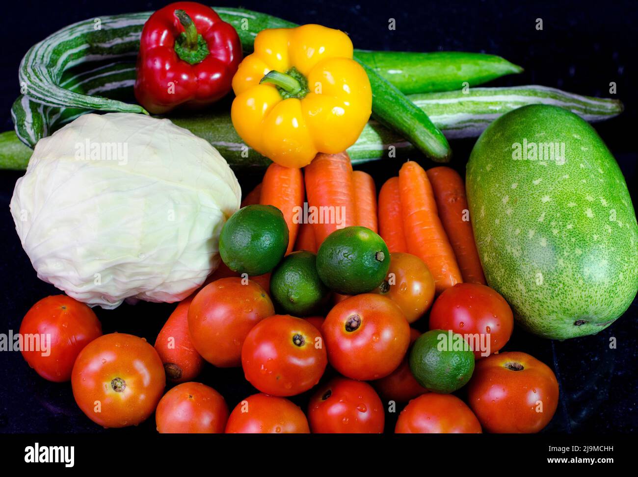 AUSWAHL AN FRISCHEM INDISCHEN GEMÜSE AUF DEM BAUERNHOF. Stockfoto AUSWAHL AN FRISCHEM INDISCHEN GEMÜSE AUF DEM BAUERNHOF. Stockfoto