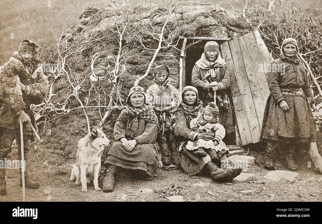 Ein frühes Foto einer Lapp-Familie außerhalb ihres provisorischen Hauses im Norden von Norway.jpg - 2J9 Stockfoto