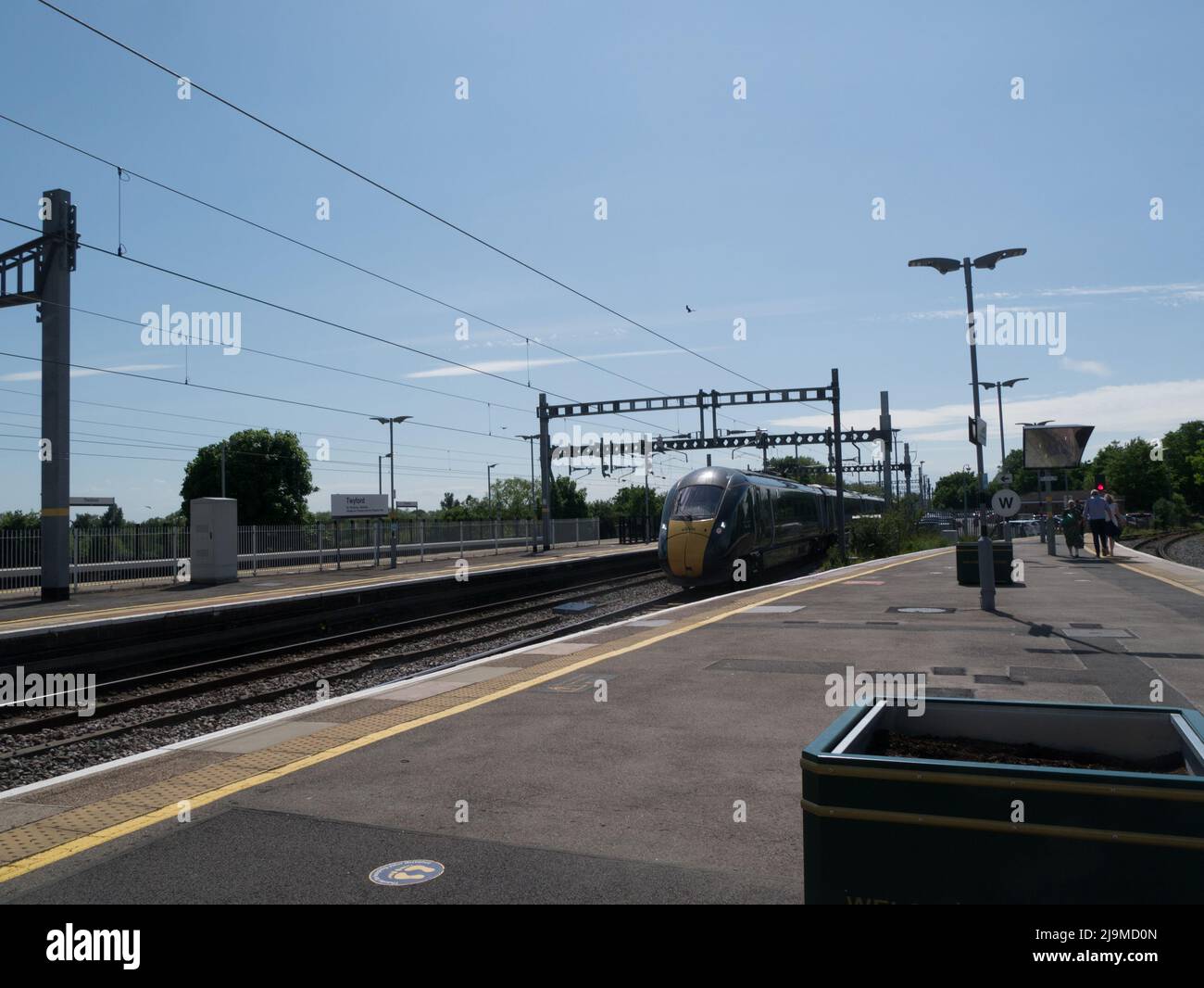 Hochgeschwindigkeitszug der Great Western Railway durch die Maidenhead Station, in der englischen Hauptstadt, in der Nähe der Station, in der sich die Stadt befindet Stockfoto