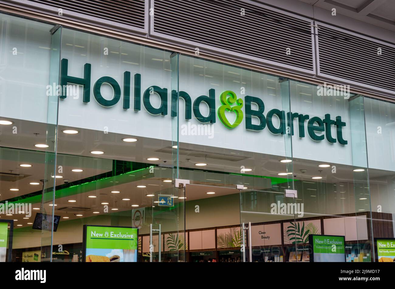 London, Großbritannien - 3. Mai 2022: Das Schild für Holland & Barrett Store in der Victoria Street in London Stockfoto