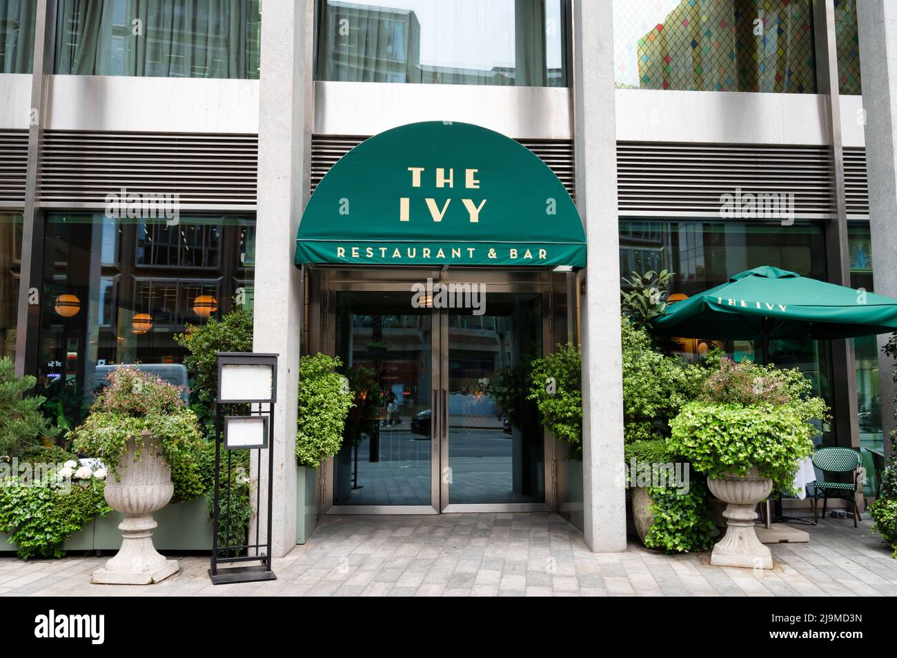 London, Großbritannien - 3. Mai 2022: Das Ivy Restaurant & Bar in der Victoria Street in London Stockfoto