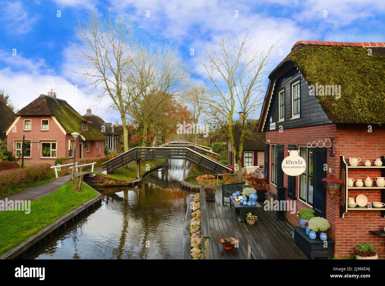 GIETHOORN NIEDERLANDE, BLICK AUF EIN SCHÖNES HAUS AM KANAL MIT GARTEN IN DEM AUTOFREIEN DORF GIETHOORN NIEDERLANDE. Stockfoto