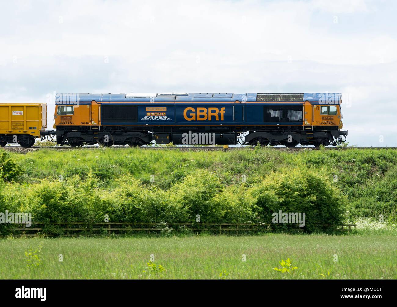 GBRf-Diesellokomotive der Klasse 66 Nr. 66748 'West Burton 50' mit einem Zug der Network Rail, Warwickshire, Großbritannien Stockfoto