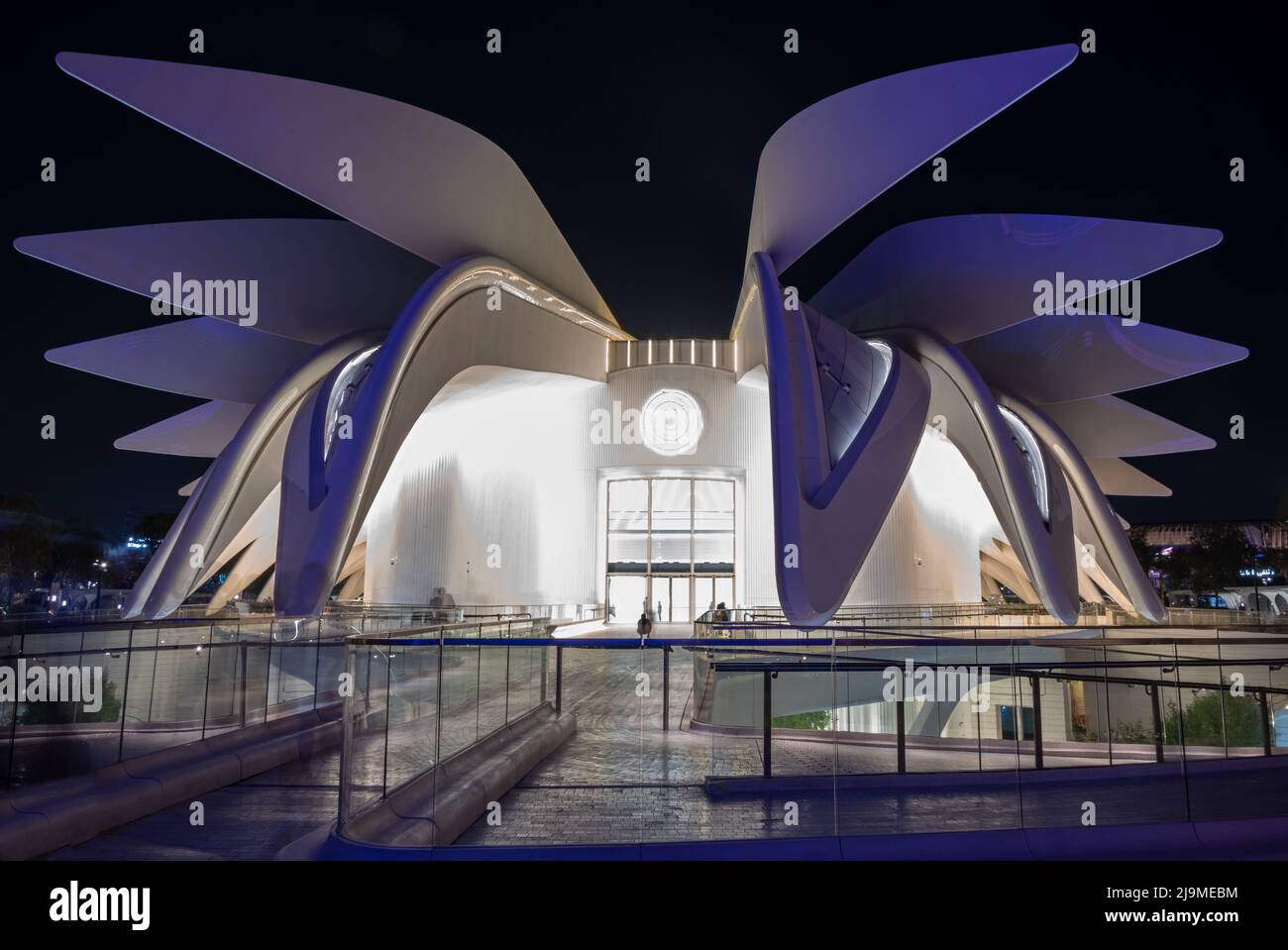 Nachtansicht auf den Pavillon der VAE auf der Expo 2020, Dubai, VAE. Stockfoto