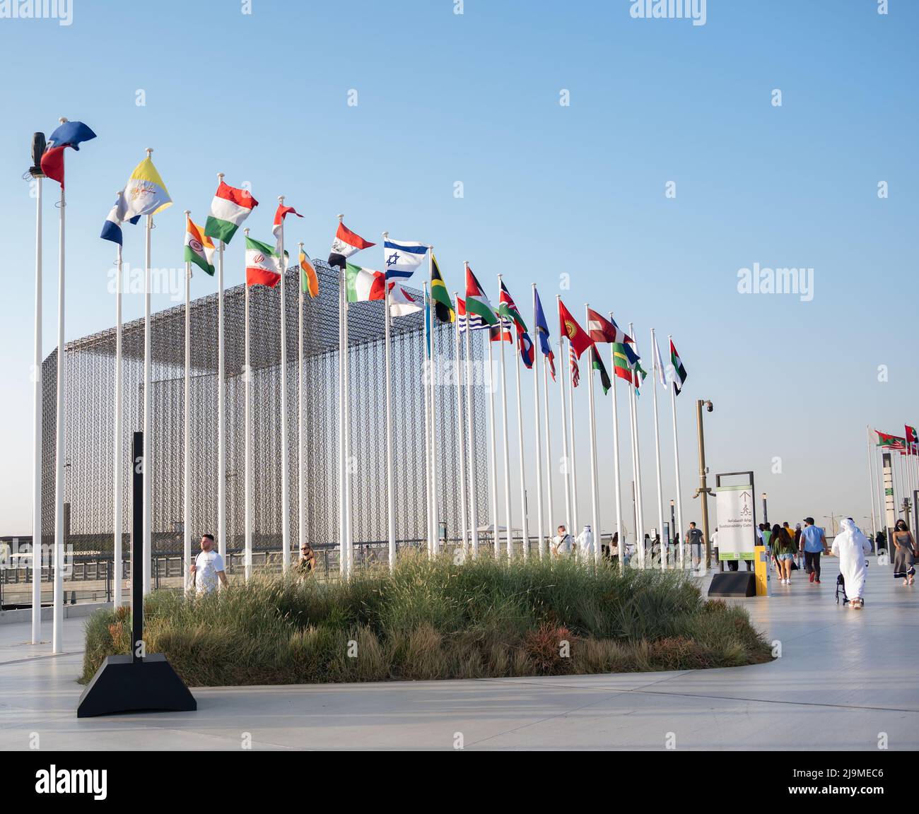 Die Flaggen aus verschiedenen Ländern , die an der Dubai expo 2020 am Eingang des Nachhaltigkeitspavillons teilnehmen . Stockfoto