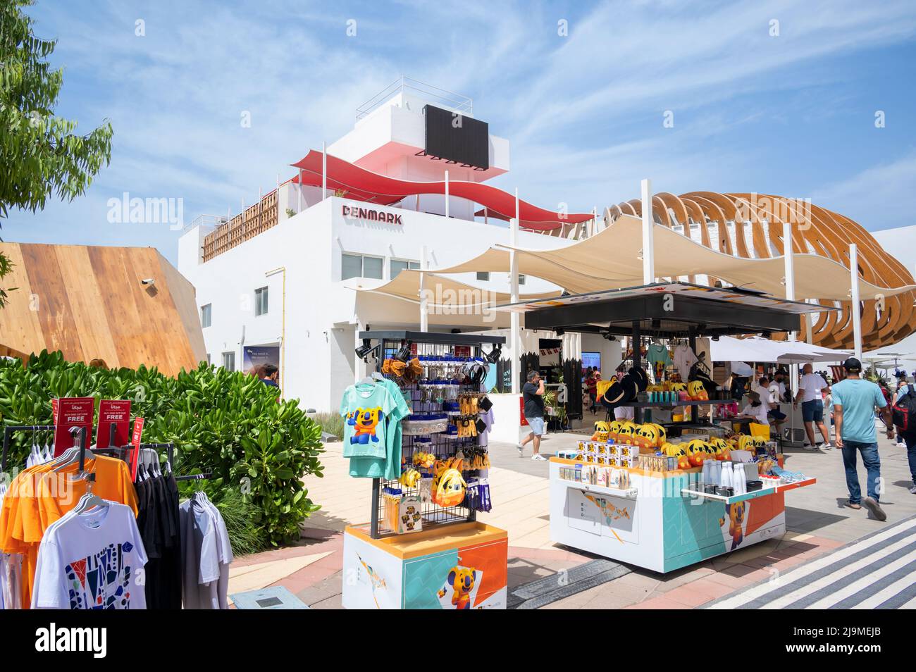 Blick auf Souvenirläden vor dem dänischen Pavillon auf der Expo 2020, Dubai, VAE. Stockfoto