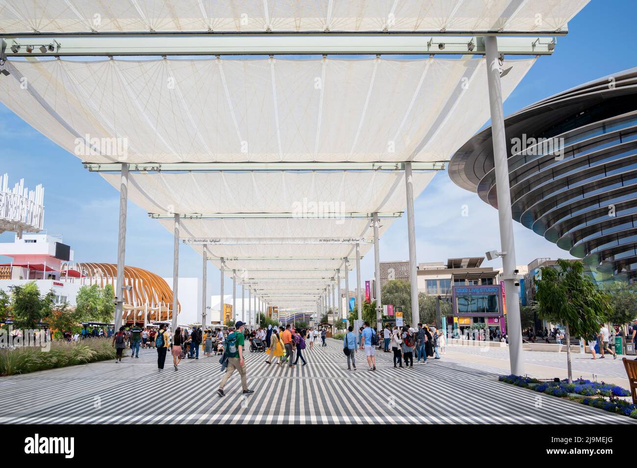 Blick auf eine schöne Straße im Mobilitätsviertel auf der Dubai Expo 2020. Stockfoto