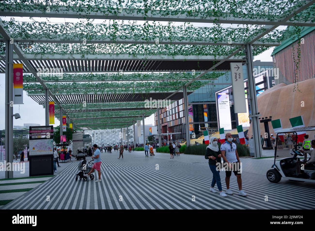 Blick auf eine wunderschöne Straße mit üppigen grünen Blättern und Pflanzen auf der Dubai Expo 2020. Stockfoto