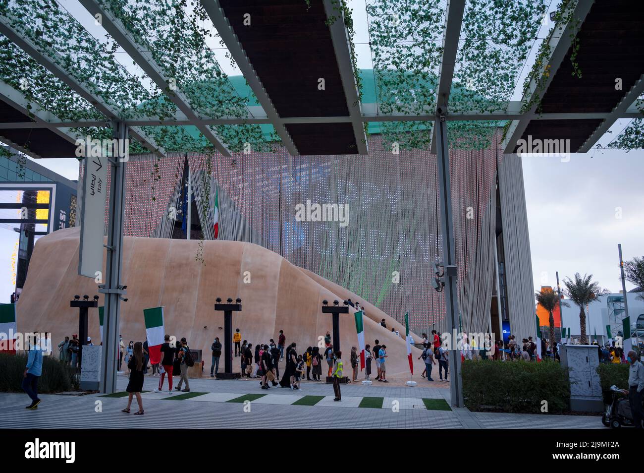 Blick auf eine wunderschöne Straße mit üppigen grünen Blättern und Pflanzen auf der Dubai Expo 2020. Stockfoto