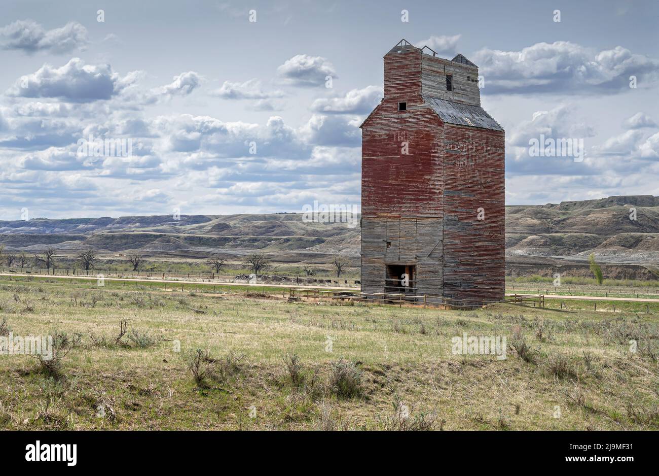 Alter verlassene Getreideaufzug in den Badlands im Weiler Dorothy, Alberta Stockfoto
