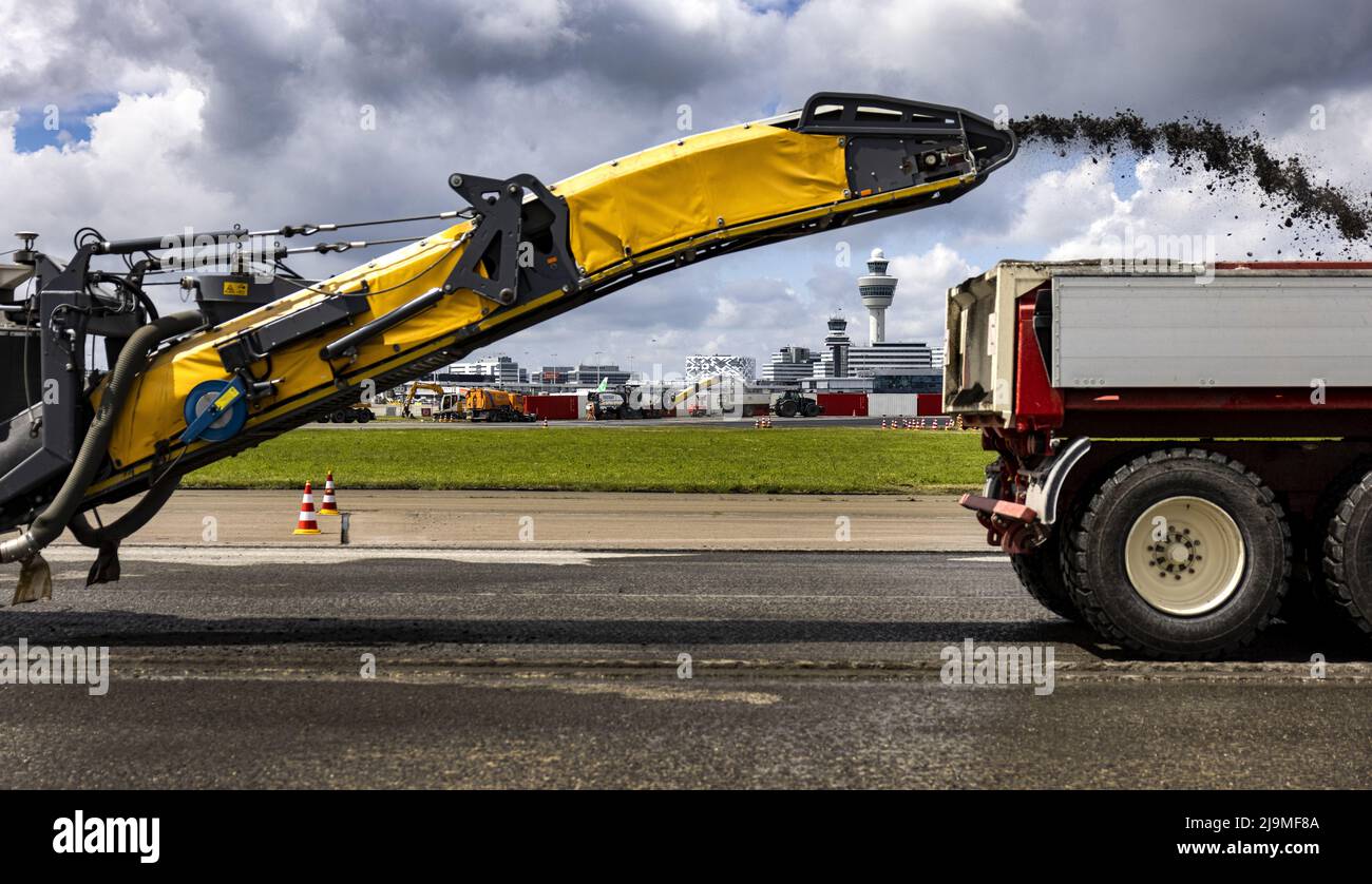 2022-05-24 13:20:48 SCHIPHOL - Angestellte führen große Wartung auf dem Aalsmeerbaan durch. Während der Wartungsarbeiten wird der größte Teil der Strecke, eine Fläche von fünfzig Fußballfeldern, mit neuem Asphalt befahren. Außerdem werden 1650 neue LED-Lampen im Asphalt installiert, 50 Kilometer Kabel verlegt und 17 Kilometer Markierungen angebracht. ANP RAMON VAN FLYMEN niederlande Out - belgien Out Stockfoto 2022-05-24 13:20:48 SCHIPHOL - Angestellte führen große Wartung auf dem Aalsmeerbaan durch. Während der Wartungsarbeiten wird der größte Teil der Strecke, eine Fläche von fünfzig Fußballfeldern, mit neuem Asphalt befahren. Außerdem werden 1650 neue LED-Lampen im Asphalt installiert, 50 Kilometer Kabel verlegt und 17 Kilometer Markierungen angebracht. ANP RAMON VAN FLYMEN niederlande Out - belgien Out Stockfoto
