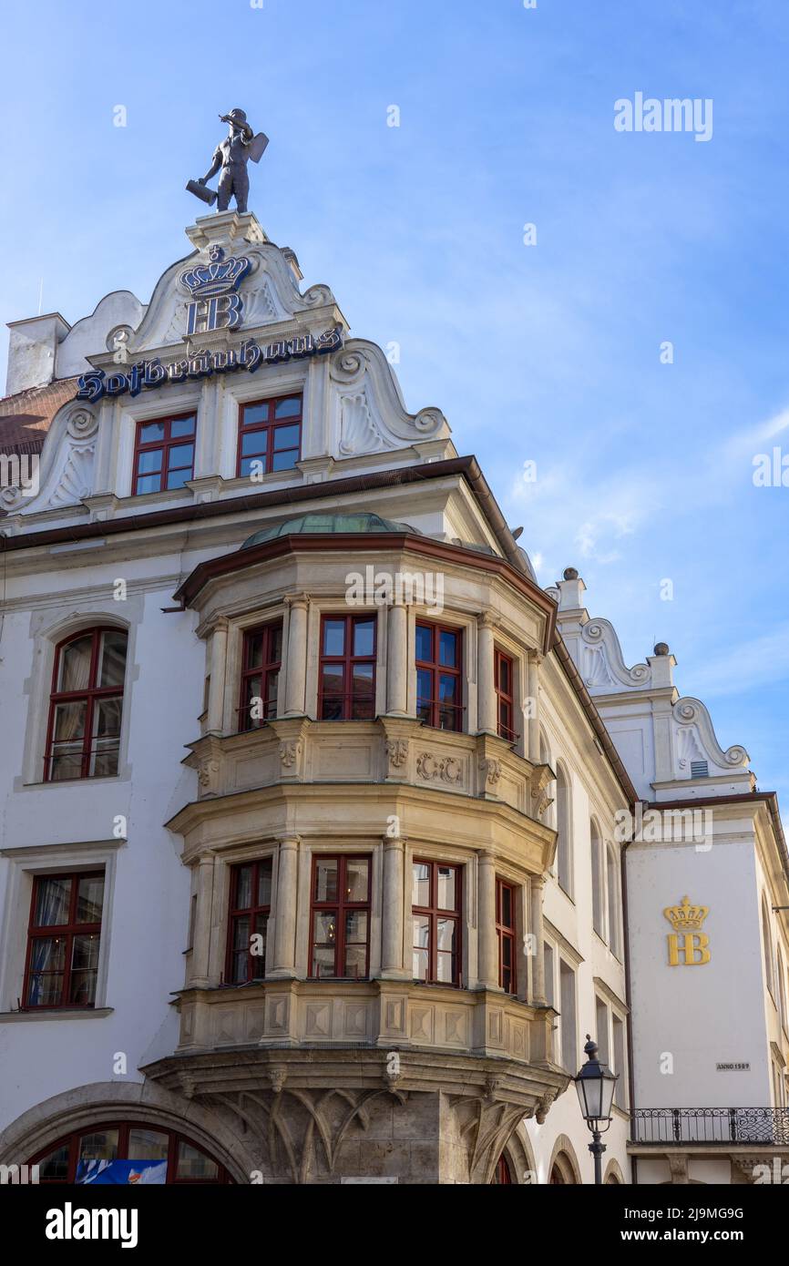 München, Deutschland - 04.08.2022: Berühmtes traditionelles hofbbrauhaus-Gebäude im Außenbereich Stockfoto