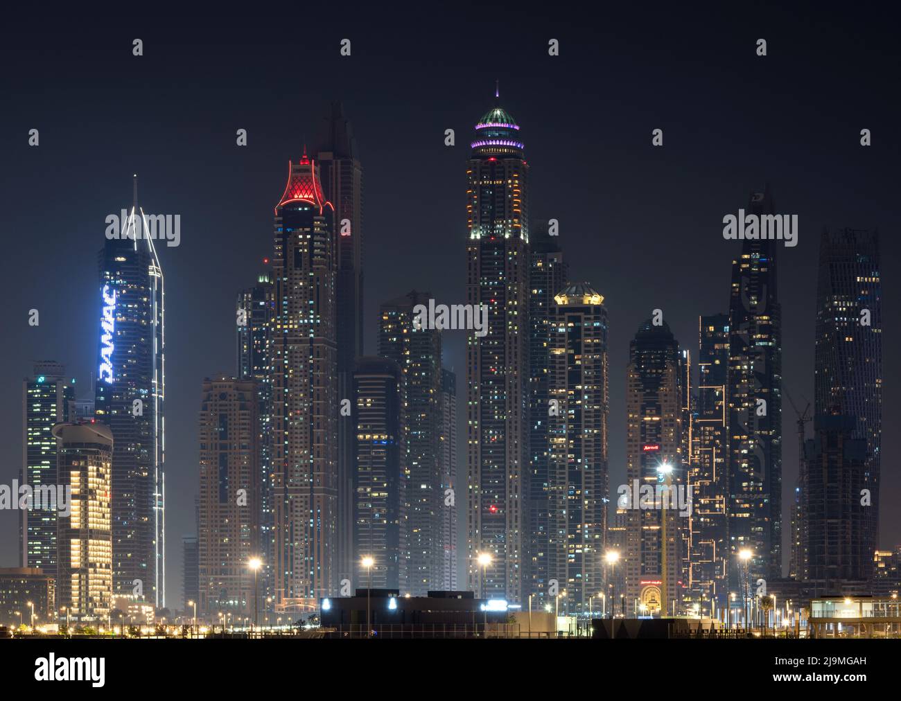 Nachtszene in Dubai Marina mit Lichtern, luxuriöser neuer Hightech-Stadt im Nahen Osten, Architektur der Vereinigten Arabischen Emirate. Dubai Marina Stadtbild, VAE Stockfoto