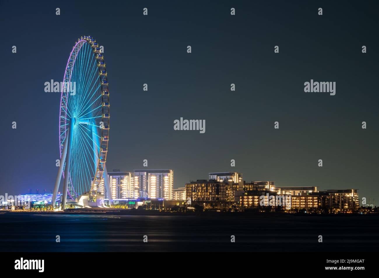 Ein wunderschöner Blick auf das Dubai Eye Ferris Wheel, das von der Palme Jumeirah westlich von Dubai, VAE, aufgenommen wurde. Stockfoto