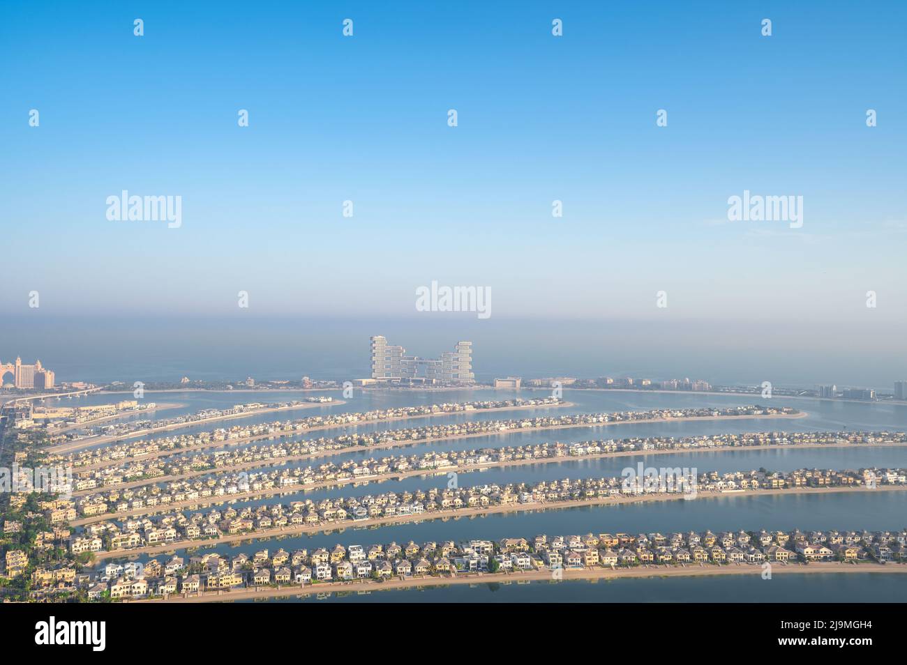 Luftaufnahme der Dubai Marina während des Sonnenaufgangs von den Palmeninseln. Die baumförmige Insel Palm Jumeirah ist bekannt für ihre glitzernden Hotels und ihren eleganten Turm Stockfoto