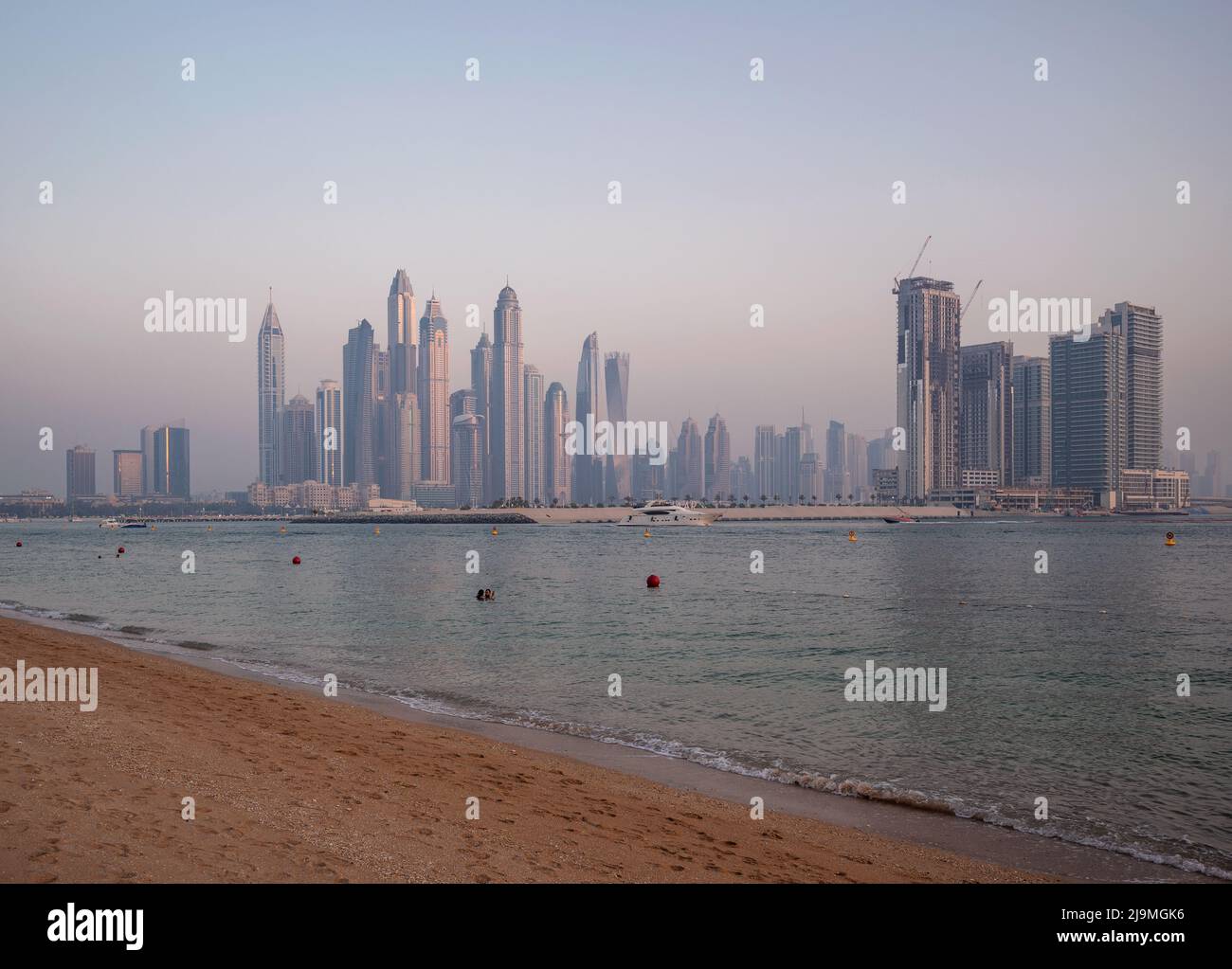 Blick auf die Dubai Marina die neue High-Tech-Stadt im Nahen Osten, Vereinigte Arabische Emirate vom Palm West Beach, Dubai, Vereinigte Arabische Emirate. Stockfoto