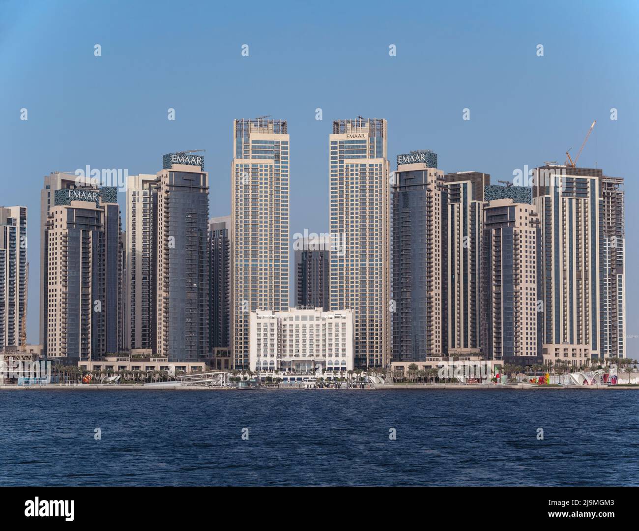 Skyline des Dubai Creek Hafens mit Uferpromenade, Hotels, Geschäften und Residenzen, die am Abend von der Al Jadaf Waterfront, Dubai, VAE, eingenommen wurden. Stockfoto