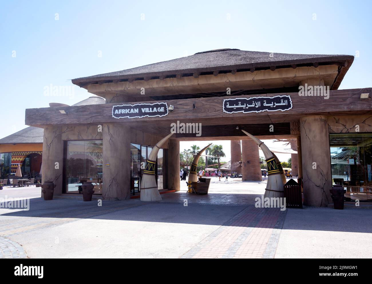 Wunderschöner Blick auf den Eingang zum afrikanischen Dorf im Dubai Safari Park, einem zoologischen Garten, in dem sich die unterschiedlichsten Tiere in Dubai, VAE, befinden. Stockfoto