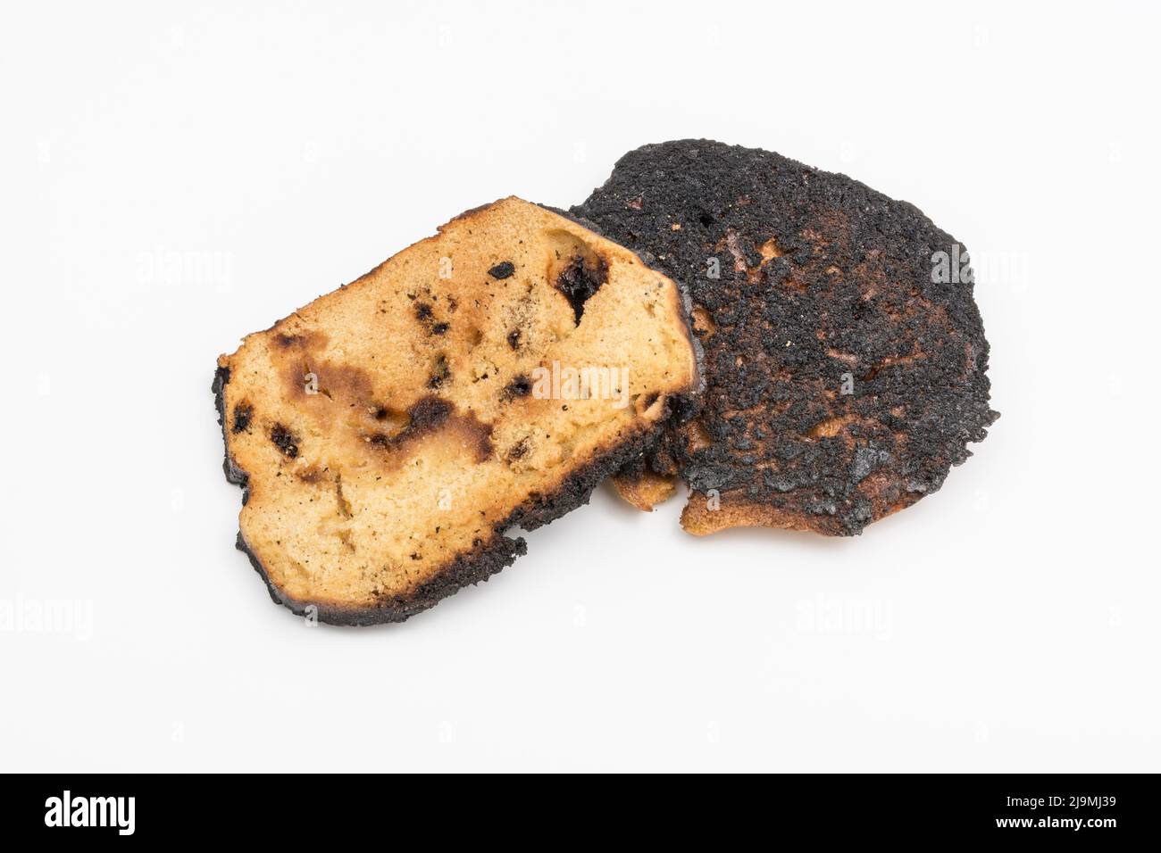 Brot, das auf einer Seite verkocht und zu einer Zünette verbrannt wurde. Bei Acrylamid und Krebs, Lebensmittel ungenügend zum Essen, schlechte Küchenkenntnisse, nicht in der Lage zu kochen. Stockfoto