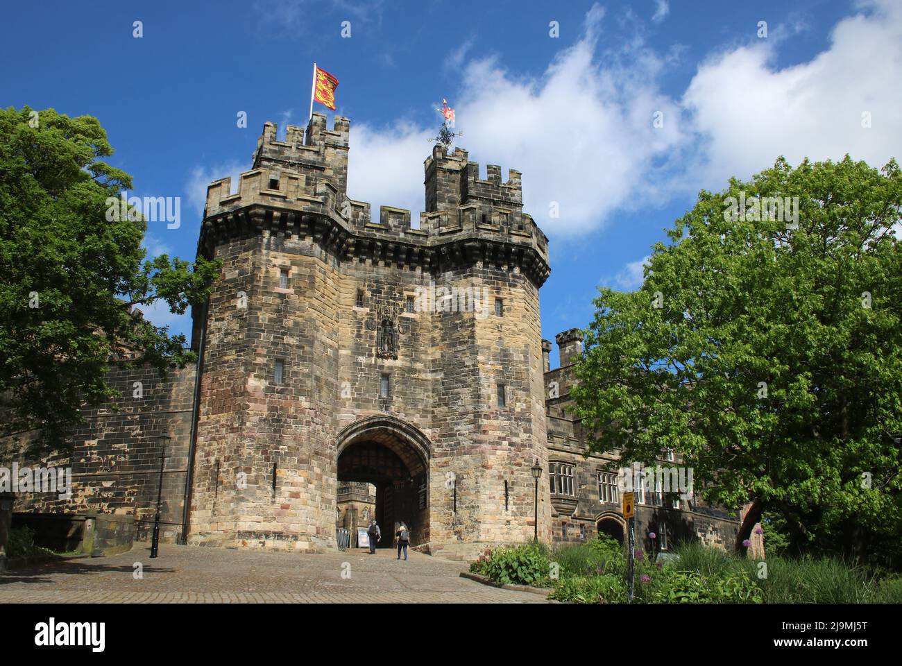 Blick auf das St. John O'Gaunt's Gateway, den Haupteingang zum Lancaster Castle, Lancaster, Lancshire, England. Stockfoto