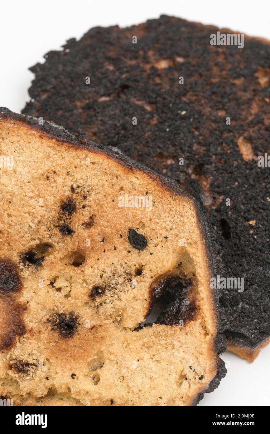 Brot, das auf einer Seite verkocht und zu einer Zünette verbrannt wurde. Bei Acrylamid und Krebs, Lebensmittel ungenügend zum Essen, schlechte Küchenkenntnisse, nicht in der Lage zu kochen. Stockfoto