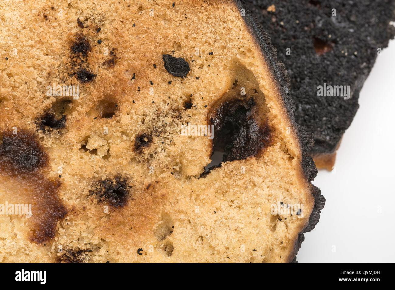 Brot, das auf einer Seite verkocht und zu einer Zünette verbrannt wurde. Bei Acrylamid und Krebs, Lebensmittel ungenügend zum Essen, schlechte Küchenkenntnisse, nicht in der Lage zu kochen. Stockfoto