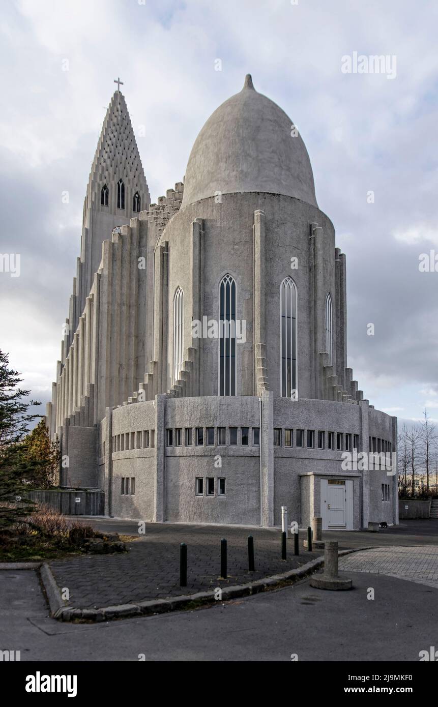 Reykjavik, Island, 21. April 2022: Die weniger bekannte Rückseite der berühmten Hallgrimmskirkja, mit dem Chor und im Hintergrund dem berühmten Turm Stockfoto