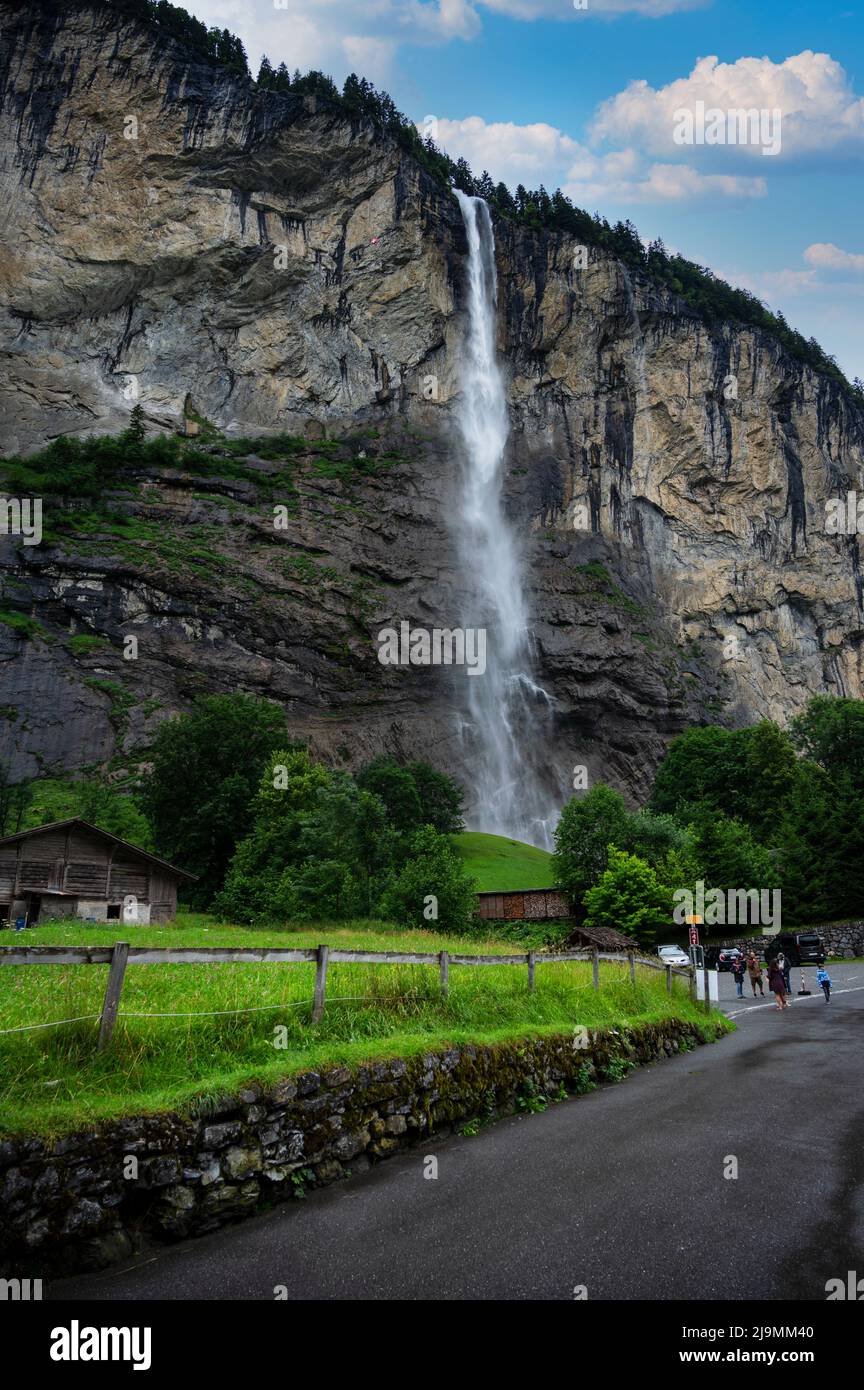 Malerischer Blick auf den Staubacher Wasserfall mit blauem Himmel, im Dorf Lauterbrunnen, Berner Oberland, Schweiz, Europa. Stockfoto