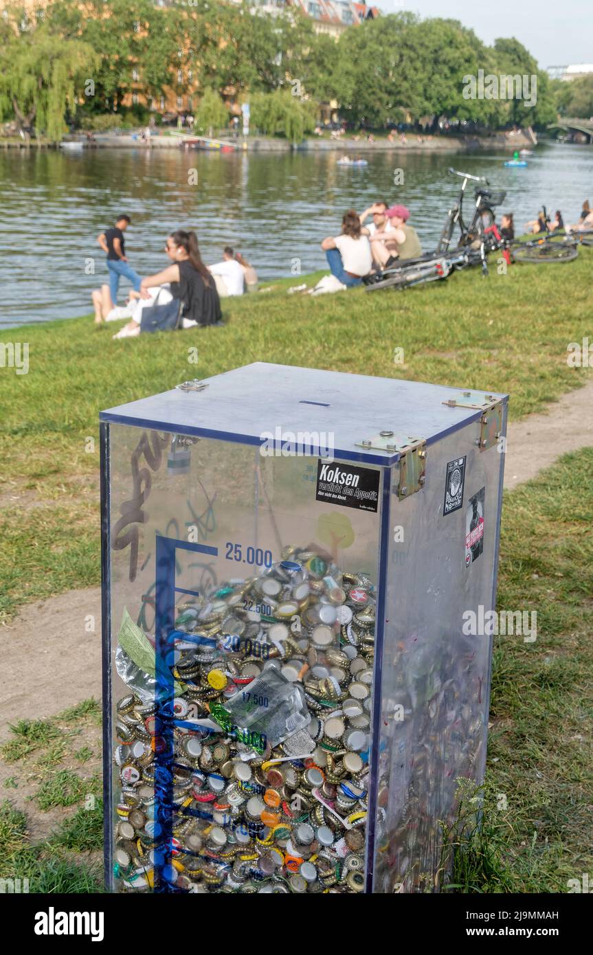 Kronkorken Sammelbehälter am Urbanhafen in Berlin Kreuzberg. Clean Green Projekt gegen Stadtvermüllung. Stockfoto