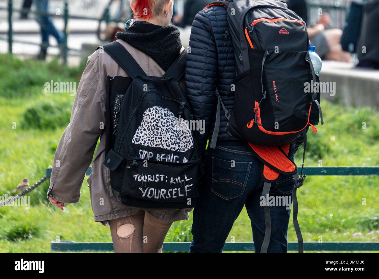 Punkerin mit touristenfeindlichen Spruch auf Rucksack 'Tourist kill yourself', Fremdfeindlichkeit, Intoleranz, Neukölln, Berlin, Stockfoto