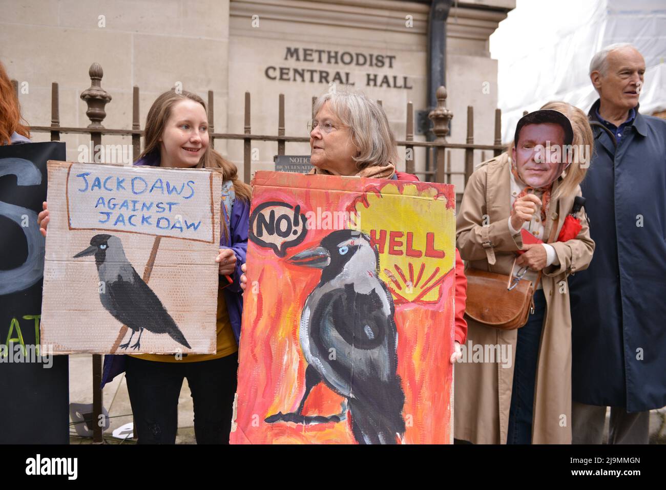 London, England, Großbritannien. 24.. Mai 2022. Demonstranten halten Plakate an der Demonstration. Protestierende der Extinction Rebellion versammelten sich in der methodistischen Central Hall Westminster in London, um die Shell-Jahreshauptversammlung zu stoppen. (Bild: © Thomas Krych/ZUMA Press Wire) Stockfoto