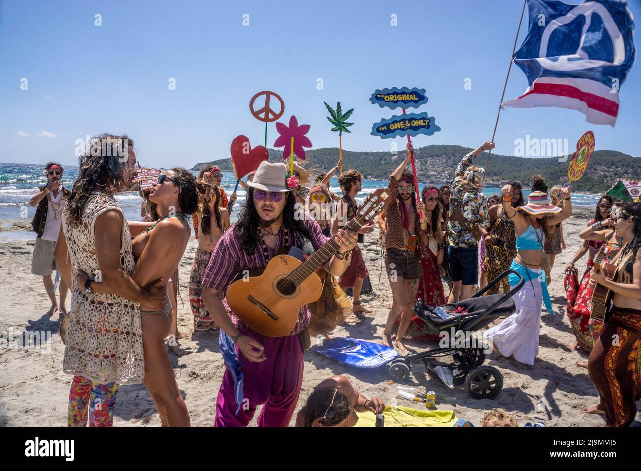 Flower Power Promotion vom Pacha Club am Playa ses Salines, Ibiza, Stockfoto