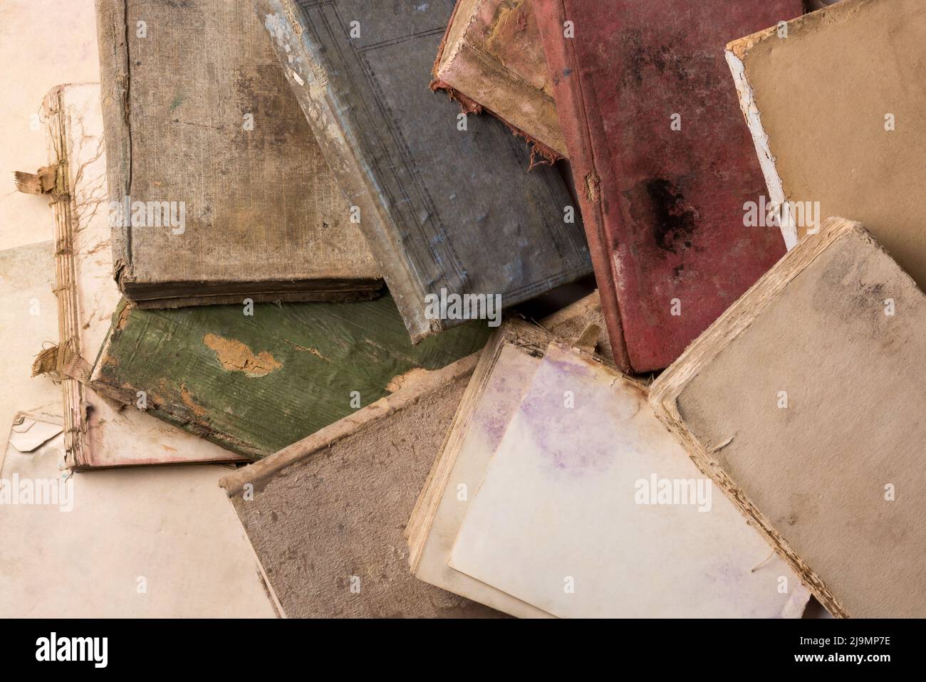 Stapel alter zerrissener Bücher, verfärbte und ruinierte Seiten, von oben genommen Stockfoto