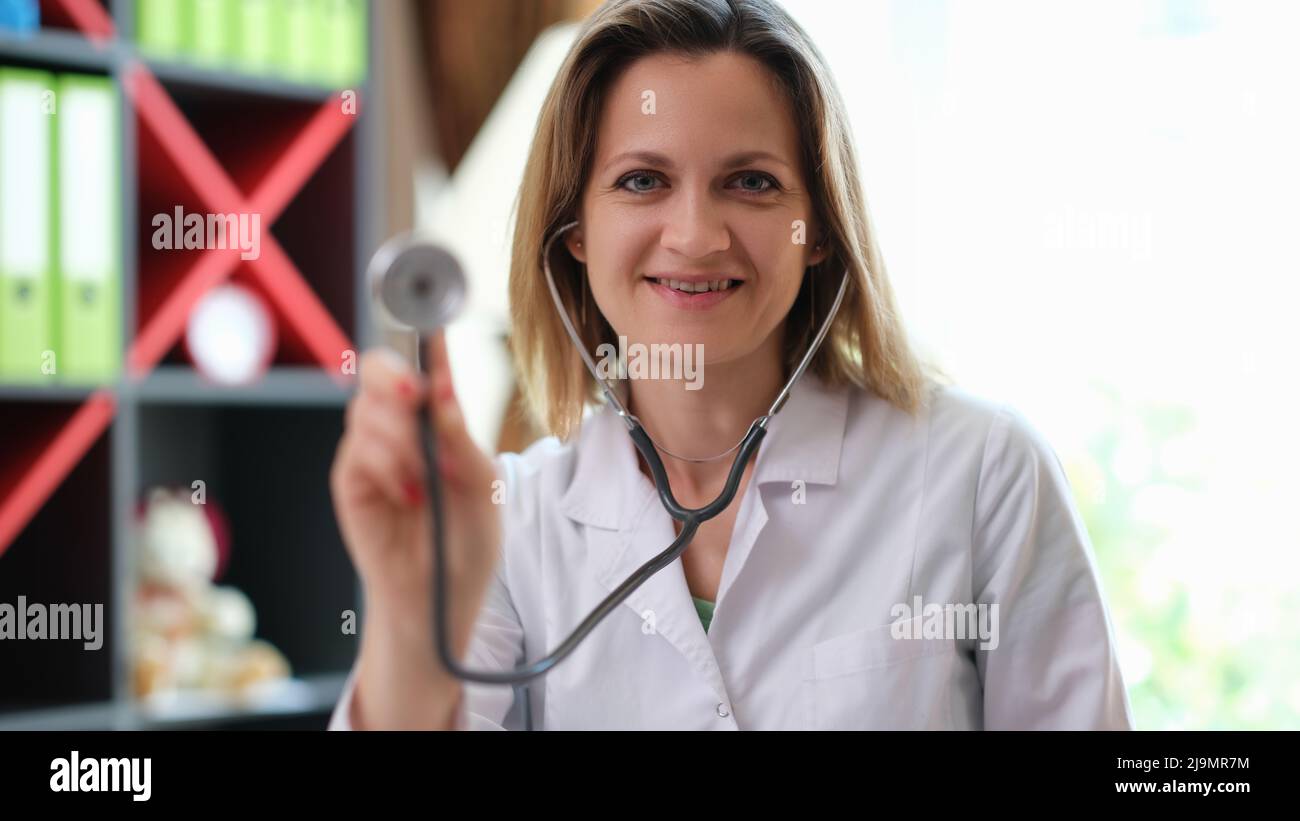 Junge Ärztin im Krankenhaus hält Stethoskop Stockfoto