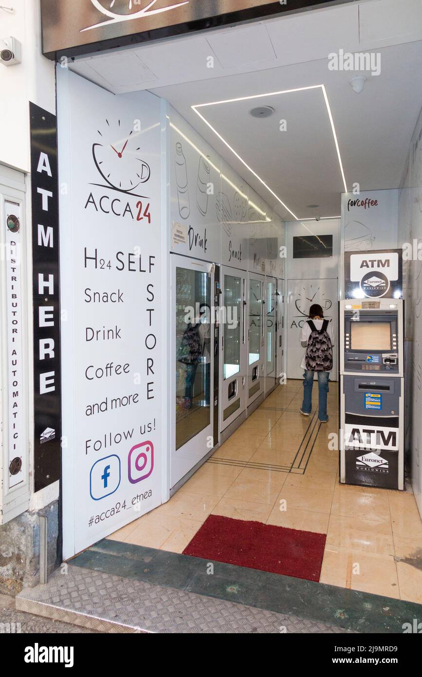 Self Service automatic Smart Shop Retail / Shopping Retailer betrieben von ACCA 24 in Catania, Sizilien. Italien. In der Selbstbedienungseinrichtung werden Getränke, Getränke, Kaffee, Snacks, Snacks, Essen und Geld über einen Geldautomaten, der 24 Stunden Bargeld in ausländischer/inländischer Währung geben kann. (129) Stockfoto