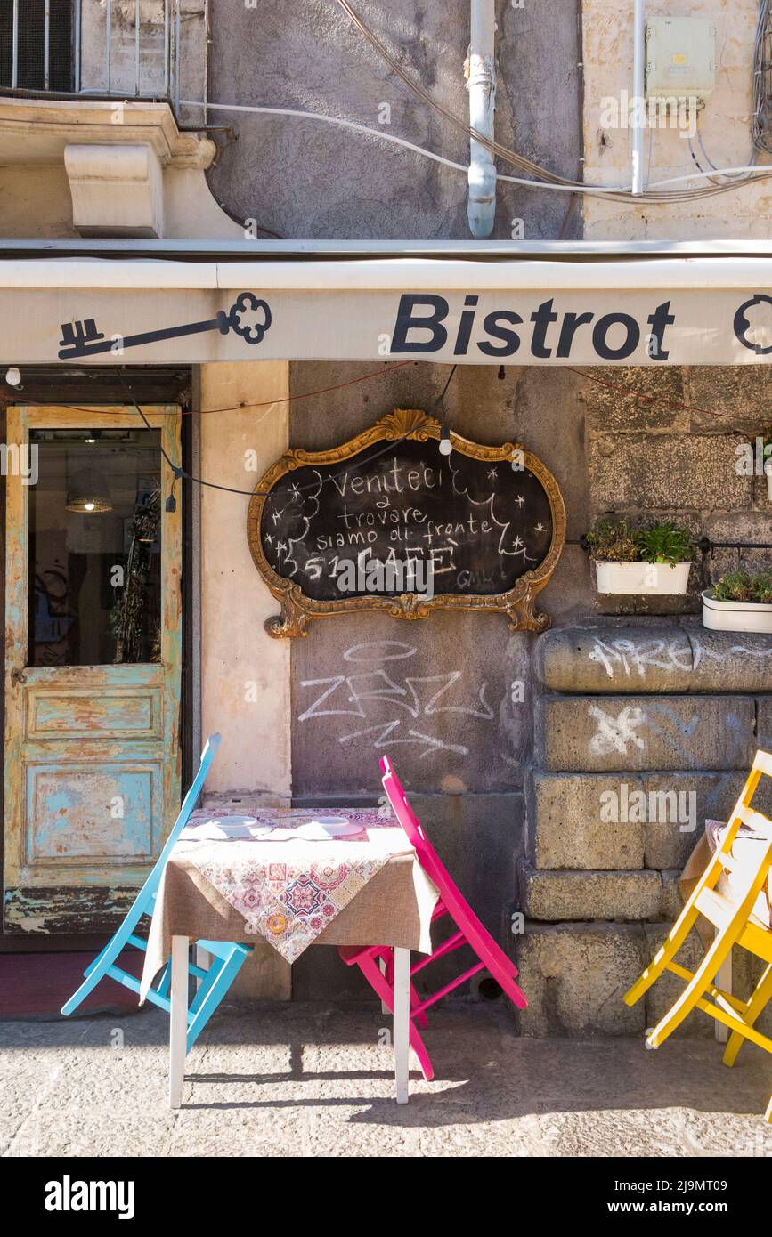 Bistro mit Tisch / Tischen und Stühlen während der Nachmittagssiesta nach vorne gestellt, um zwischen den Essenszeiten geschlossen oder geschlossen in Catania, Sizilien, Italien, anzuzeigen. (129) Stockfoto