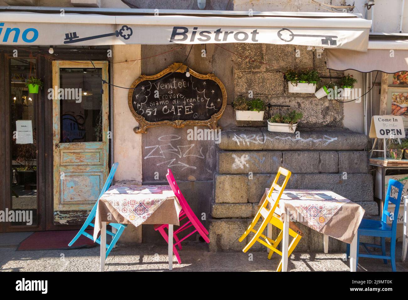 Bistro mit Tisch / Tischen und Stühlen während der Nachmittagssiesta nach vorne gestellt, um zwischen den Essenszeiten geschlossen oder geschlossen in Catania, Sizilien, Italien, anzuzeigen. (129) Stockfoto