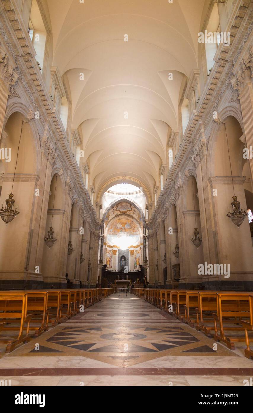 Blick auf den Altar, Deckenkuppel, geschmückte halbrunde Apsis am Ende der Kirche, & Kuppel über dem Altar der Kathedrale von Catania (italienisch: Duomo di Catania; Cattedrale di Sant'Agata), die dem Heiligen Agatha gewidmet ist. Basilika Cattedrale di Sant'Agata Cattedrale di Sant'Agata. Catania, Sizilien. Italien. (129) Stockfoto